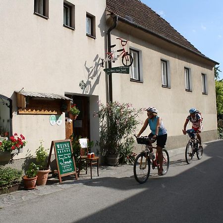 Weinbau-Gaestezimmer Martin Und Eva Maria Jamek Weissenkirchen in der Wachau Exterior photo